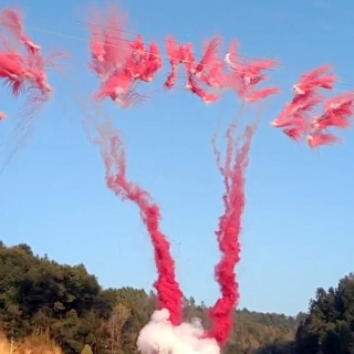 Красный веерный салют 100 залпов