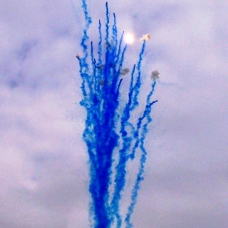 Синий прямой салют 25 залпов