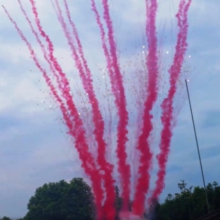 Розовый дневной салют на 15 залпов