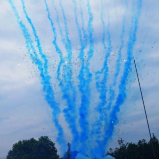 Синий дневной салют на 15 залпов