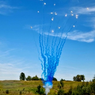 Синий дневной салют на 25 залпов