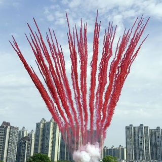 Красный веерный салют 100 залпов