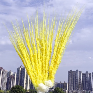 Желтый веерный салют 100 залпов