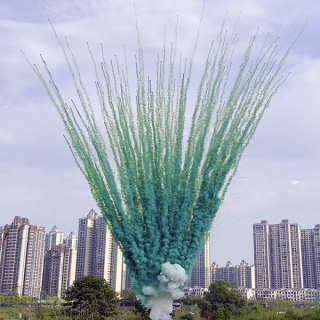 Зеленый веерный салют 100 залпов