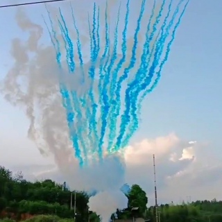 Синий дневной салют Интрига 49 залпов