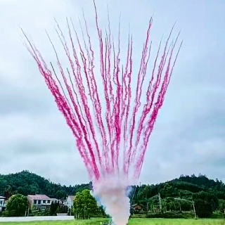 Красный дневной салют Интрига 49 залпов