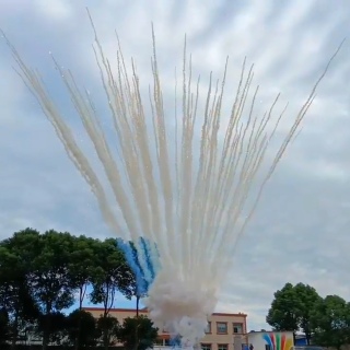 Белый веерный салют 100 залпов