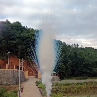 Белый веерный салют Лапша 16 залпов