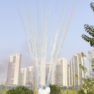 Белый дневной салют на 25 залпов