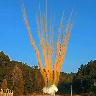 Оранжевый дневной салют на 25 залпов