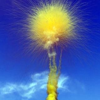 Желтый салют дымовой цветок 72 залпа