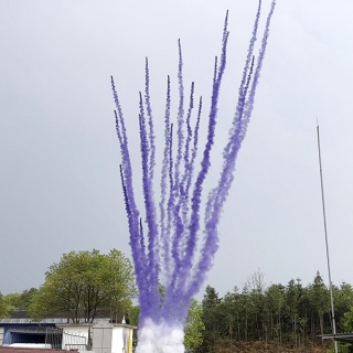 Фиолетовый дневной салют на 25 залпов