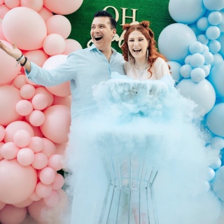 Сухой лед и цветная шашка на гендер-пати